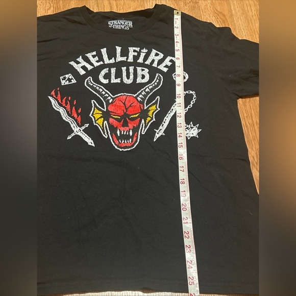 Stranger Things Hellfire Club Size M Skull & Weapons Tee Shirt Netflix Show - Picture 2 of 4